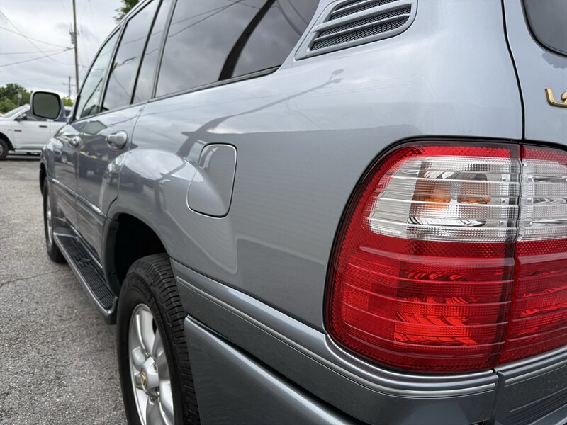 2005 Lexus LX 470 - Photo 27 - Nashville, TN 37210