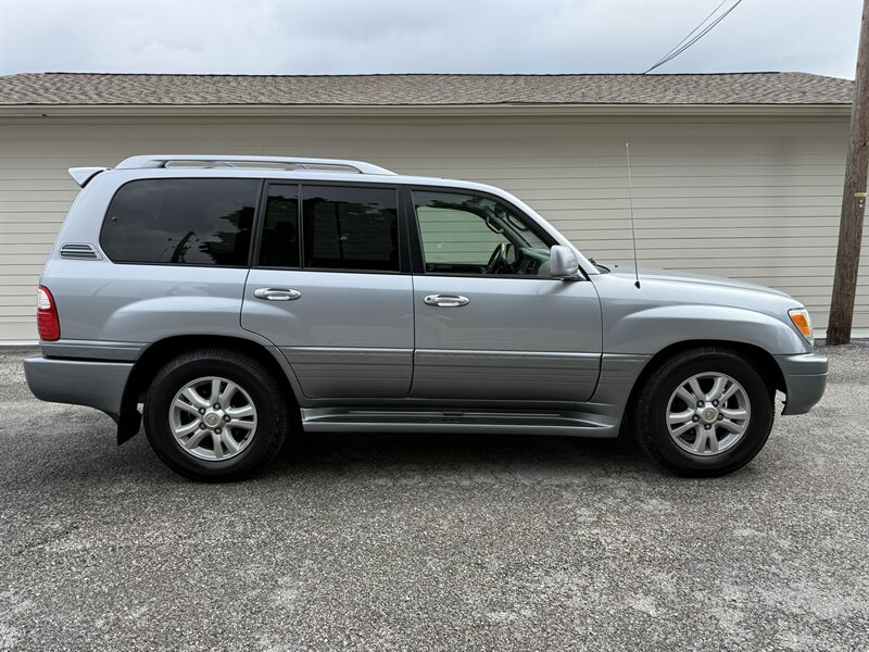 2005 Lexus LX 470 - Photo 2 - Nashville, TN 37210