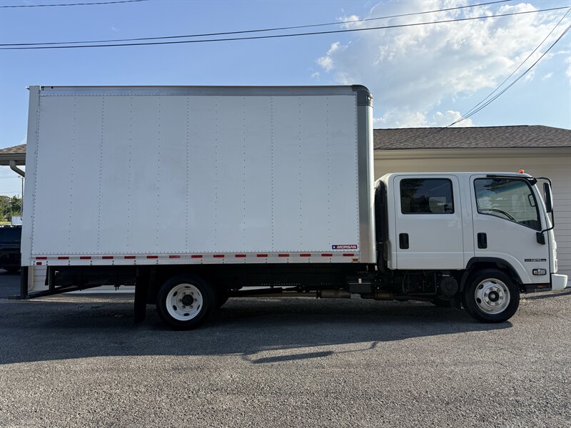 2024 Isuzu NPR HD   - Photo 1 - Nashville, TN 37210