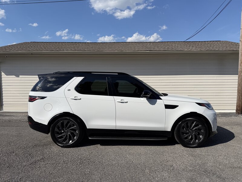 2023 Land Rover Discovery S R Dynamic's photo