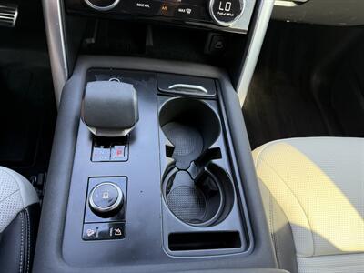 2023 Land Rover Discovery P360 S R-Dynamic   - Photo 48 - Nashville, TN 37210