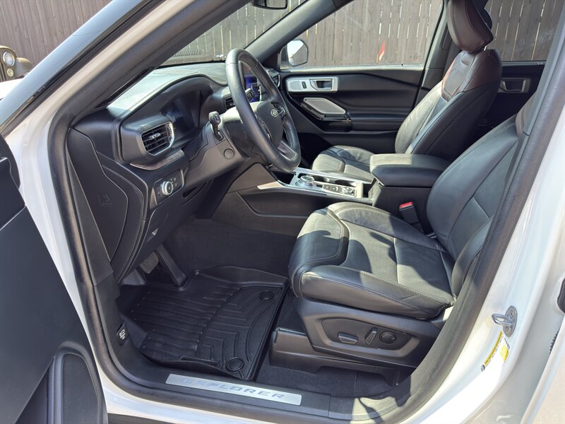 2022 Ford Explorer Platinum photo 11