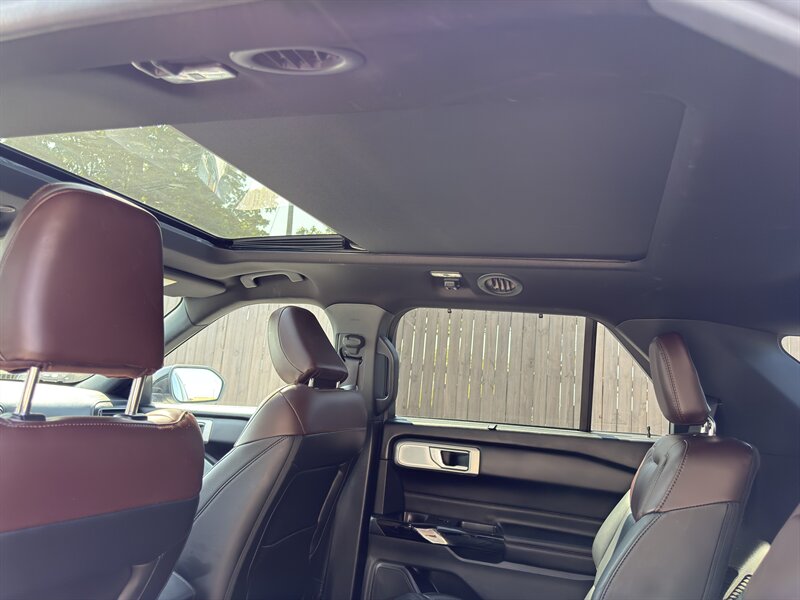 2022 Ford Explorer Platinum photo 17