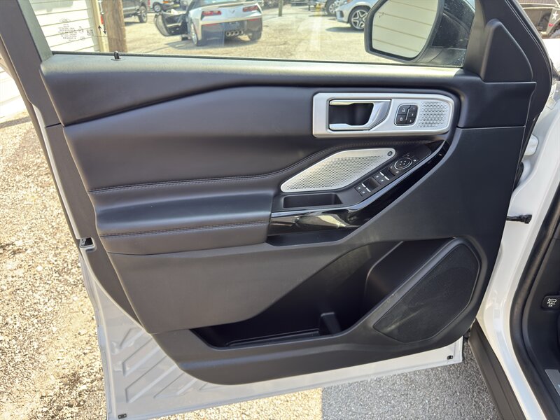 2022 Ford Explorer Platinum photo 10