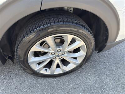 2022 Ford Explorer Platinum   - Photo 11 - Nashville, TN 37210