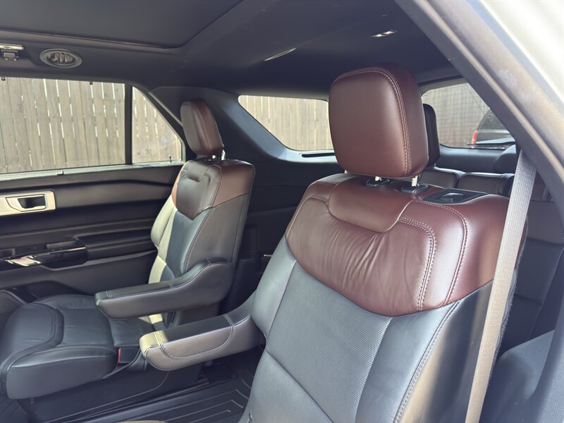 2022 Ford Explorer Platinum photo 16