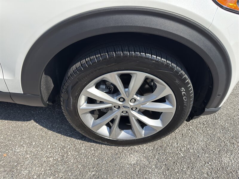 2022 Ford Explorer Platinum photo 7