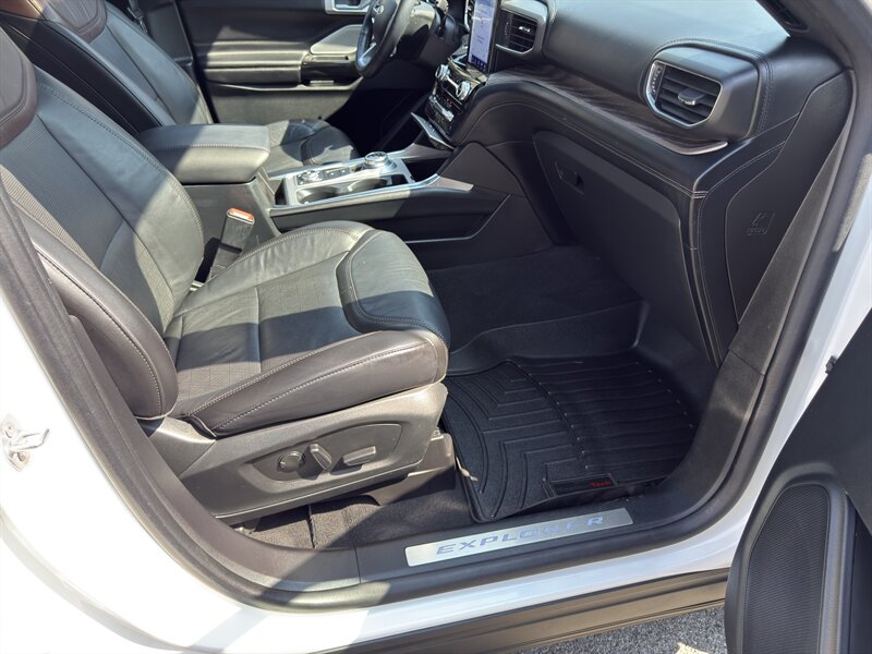 2022 Ford Explorer Platinum photo 26