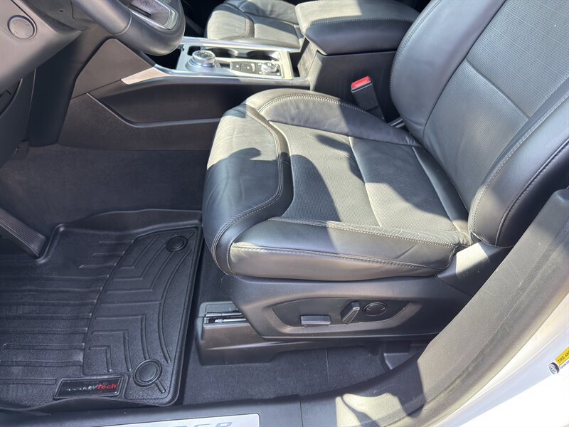 2022 Ford Explorer Platinum photo 12