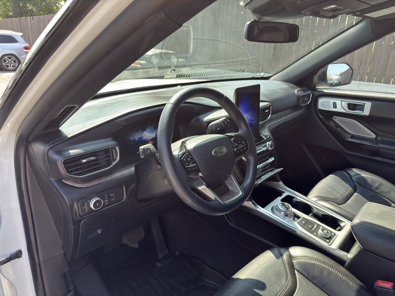 2022 Ford Explorer Platinum photo 14