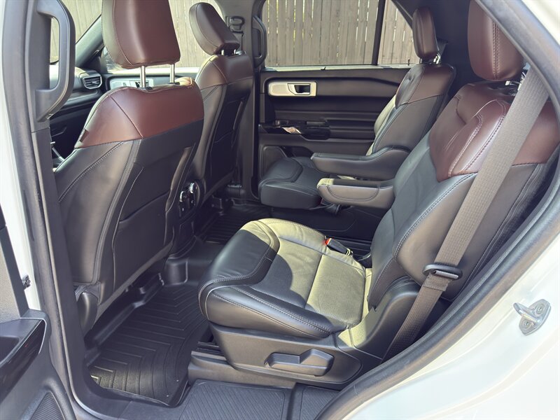 2022 Ford Explorer Platinum photo 15