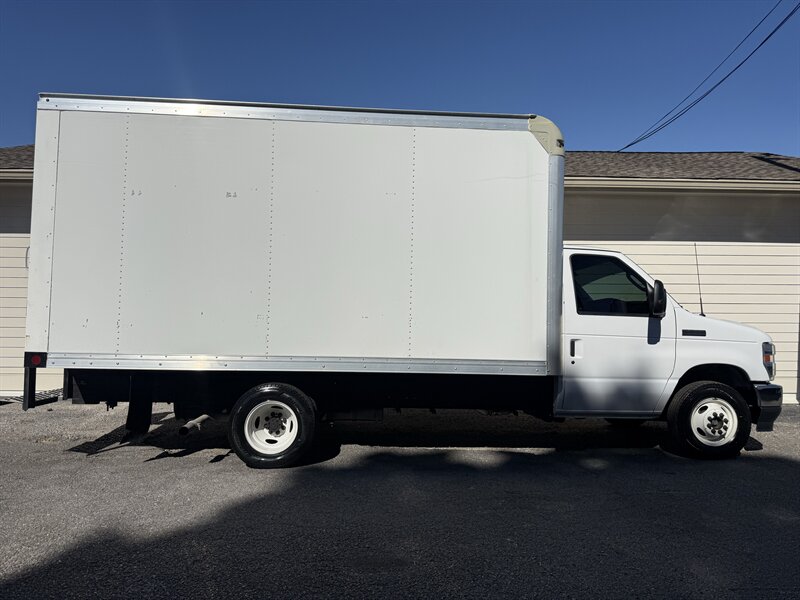 2023 Ford E-350 SD   - Photo 1 - Nashville, TN 37210