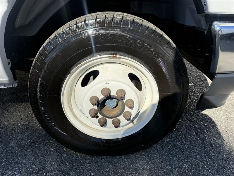 2023 Ford E-350 SD - Photo 2 - Nashville, TN 37210