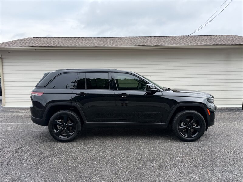 2023 Jeep Grand Cherokee Altitude   - Photo 1 - Nashville, TN 37210