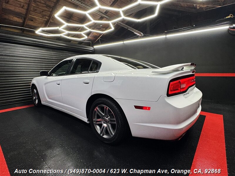 2013 Dodge Charger SE photo 3