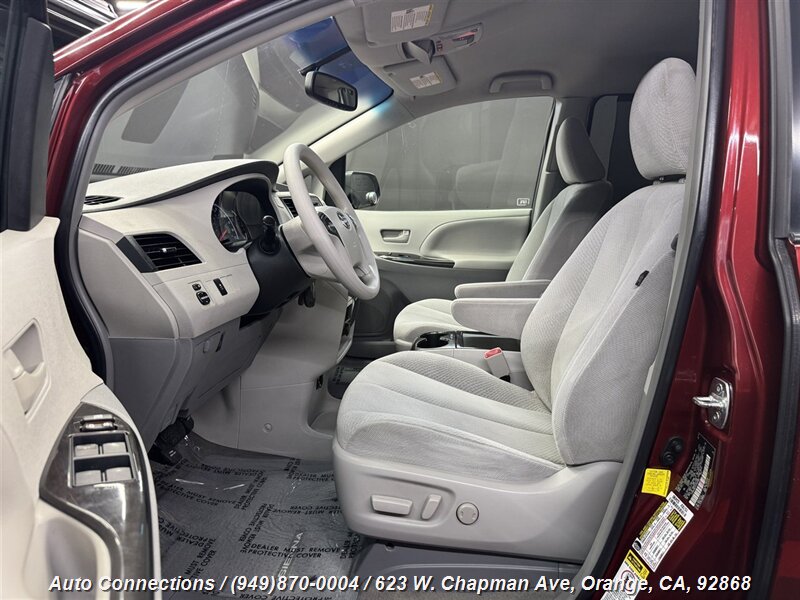 2012 Toyota Sienna LE photo 4