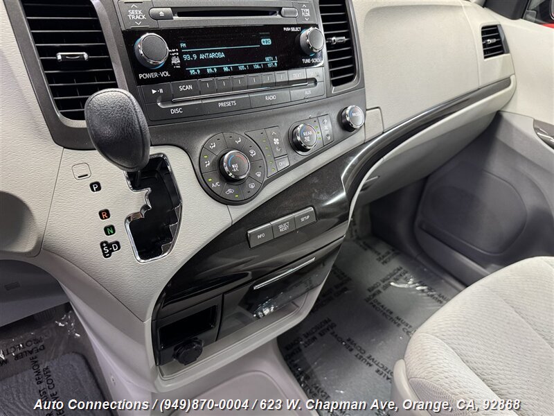2012 Toyota Sienna LE photo 13
