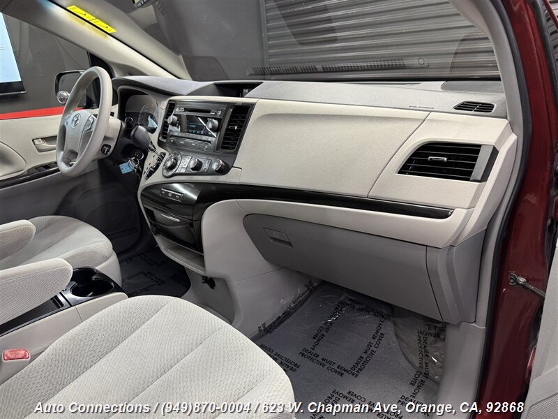 2012 Toyota Sienna LE photo 9