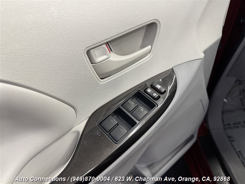 2012 Toyota Sienna LE photo 19