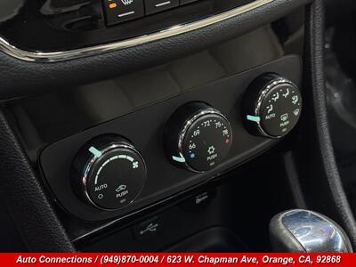 2013 Chrysler 200 Limited   - Photo 15 - Orange, CA 92868