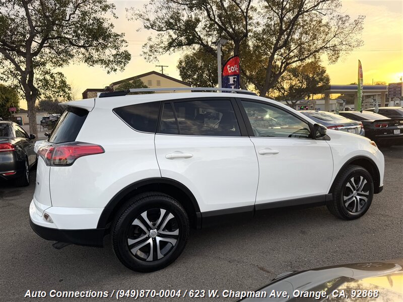 2017 Toyota RAV4 LE photo 3