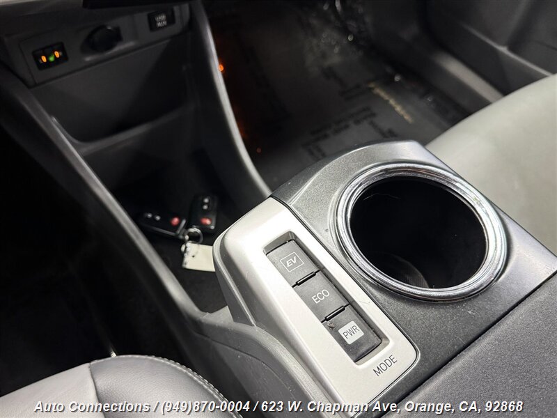 2014 Toyota Prius V Five photo 7