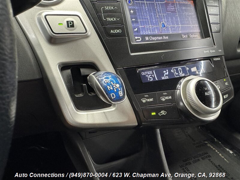 2014 Toyota Prius V Five photo 9