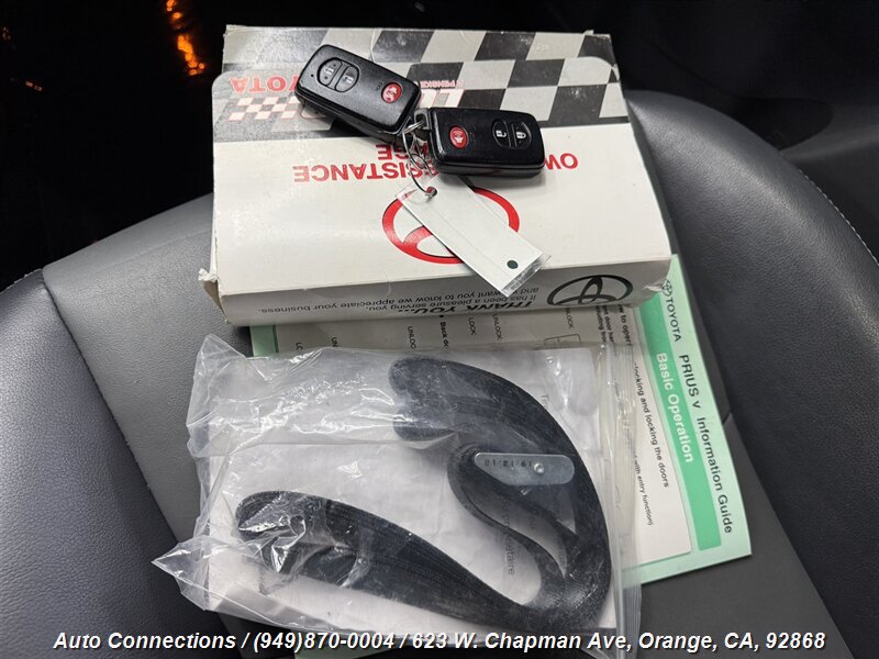 2014 Toyota Prius V Five photo 16