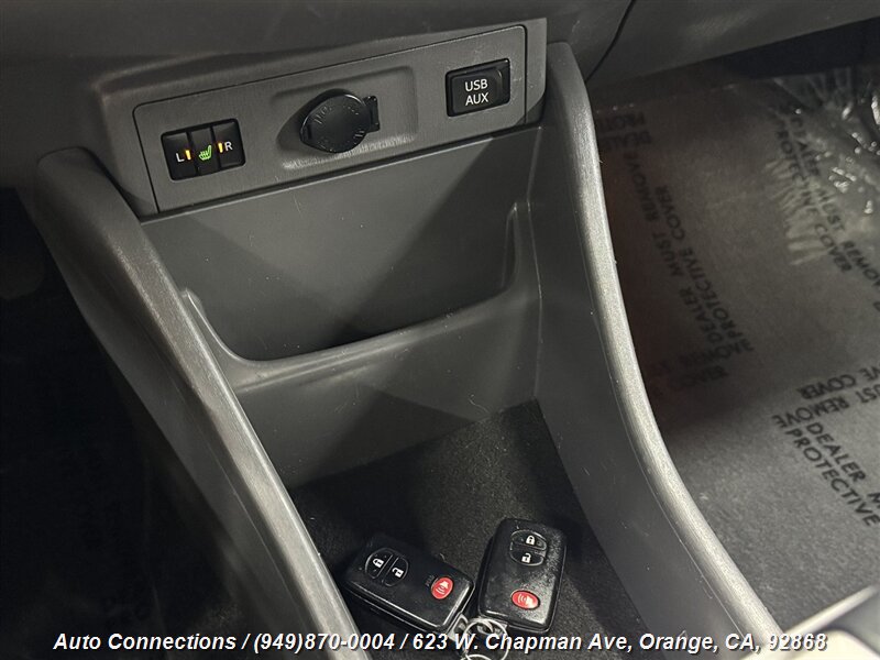 2014 Toyota Prius V Five photo 8