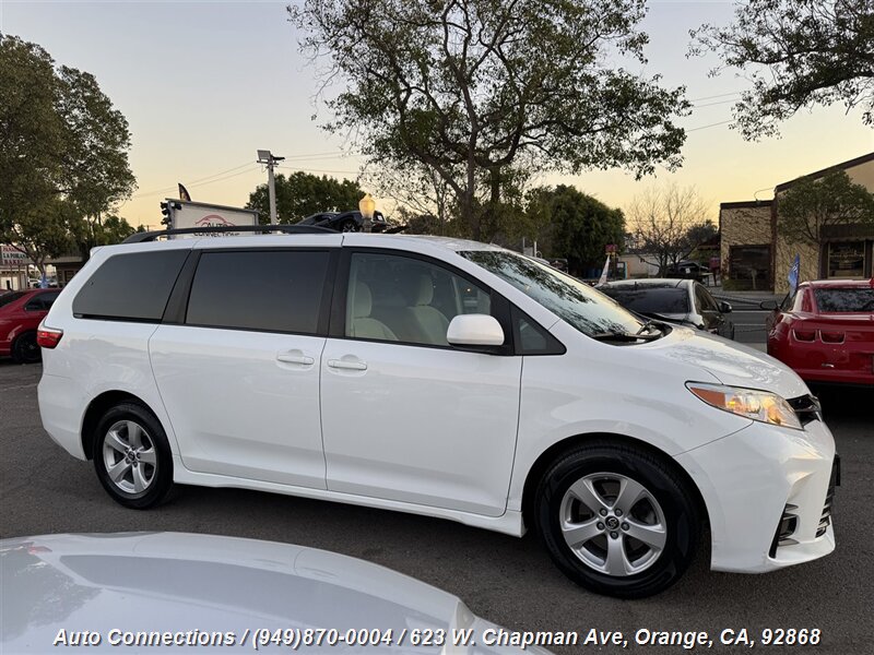 Toyota Sienna's photo