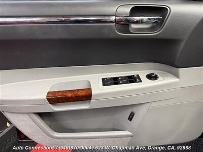 2006 Chrysler 300C   - Photo 23 - Orange, CA 92868