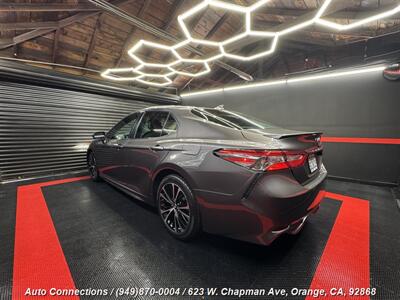 2019 Toyota Camry SE   - Photo 4 - Orange, CA 92868