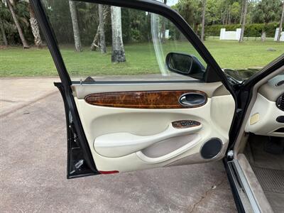 1998 Jaguar XJ8 Vanden Plas   - Photo 8 - Frostproof, FL 33843