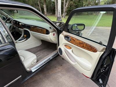 1998 Jaguar XJ8 Vanden Plas   - Photo 16 - Frostproof, FL 33843