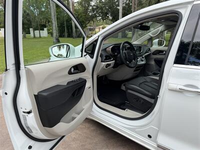 2018 Chrysler Pacifica Touring L Plus - Photo 10 - Frostproof, FL 33843