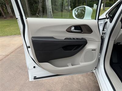 2018 Chrysler Pacifica Touring L Plus - Photo 9 - Frostproof, FL 33843