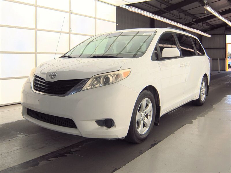 2013 Toyota Sienna LE 7-Passenger One Owner   - Photo 1 - Wylie, TX 75098