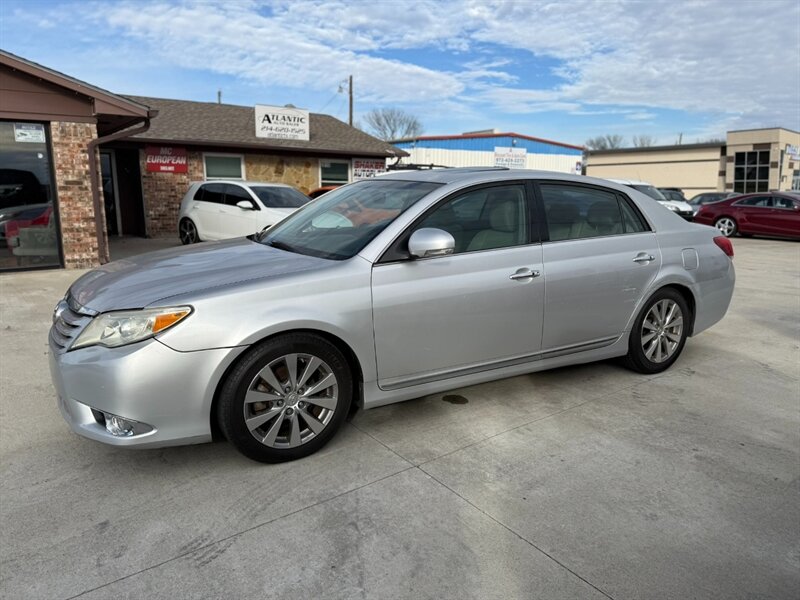 2011 Toyota Avalon Limited's photo