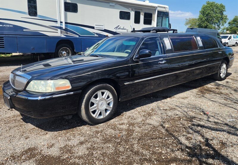 2006 Lincoln Town Car Executive's photo