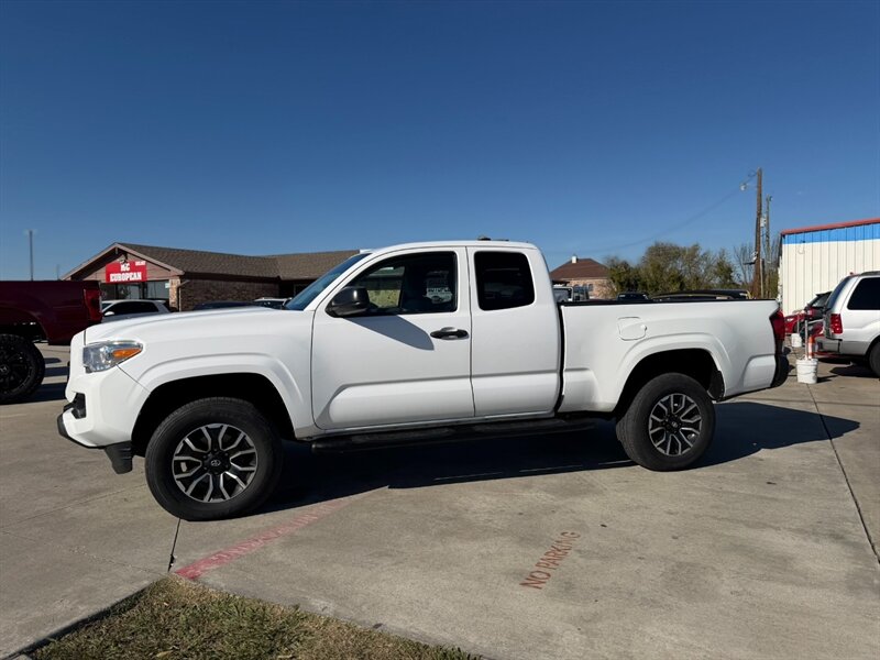 2019 Toyota Tacoma SR's photo