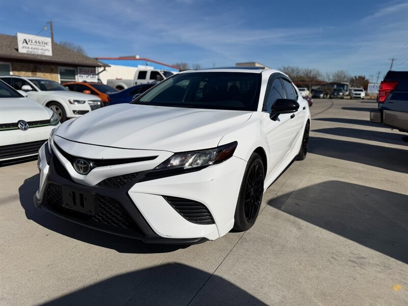 2020 Toyota Camry SE's photo