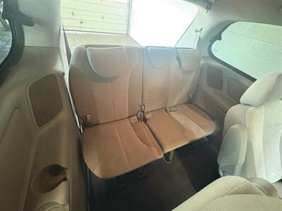 2014 Kia Sedona LX   - Photo 8 - Newark, IL 60541
