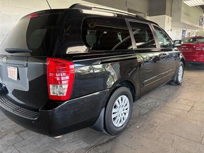 2014 Kia Sedona LX   - Photo 2 - Newark, IL 60541