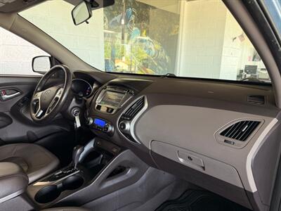 2010 Hyundai TUCSON Limited   - Photo 10 - Newark, IL 60541
