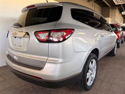 2017 Chevrolet Traverse LT - Photo 4 - Newark, IL 60541