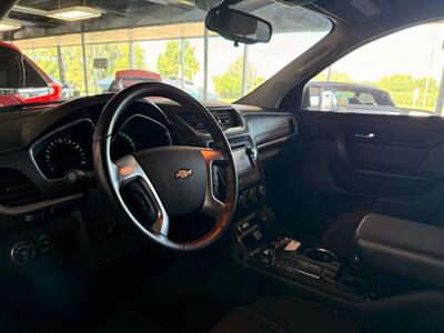 2017 Chevrolet Traverse LT - Photo 8 - Newark, IL 60541