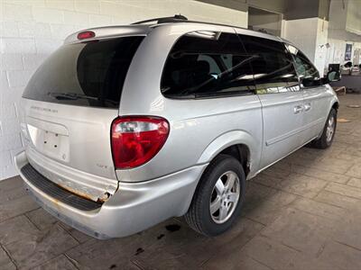 2005 Dodge Grand Caravan SXT   - Photo 2 - Newark, IL 60541