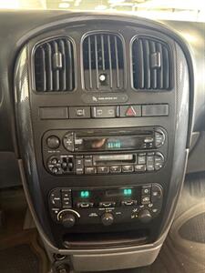 2005 Dodge Grand Caravan SXT   - Photo 7 - Newark, IL 60541