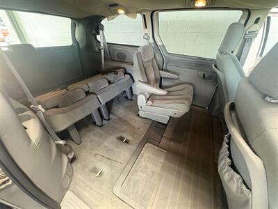 2005 Dodge Grand Caravan SXT   - Photo 6 - Newark, IL 60541
