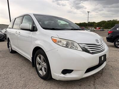 2017 Toyota Sienna LE 7-Passenger Auto   - Photo 1 - Newark, IL 60541